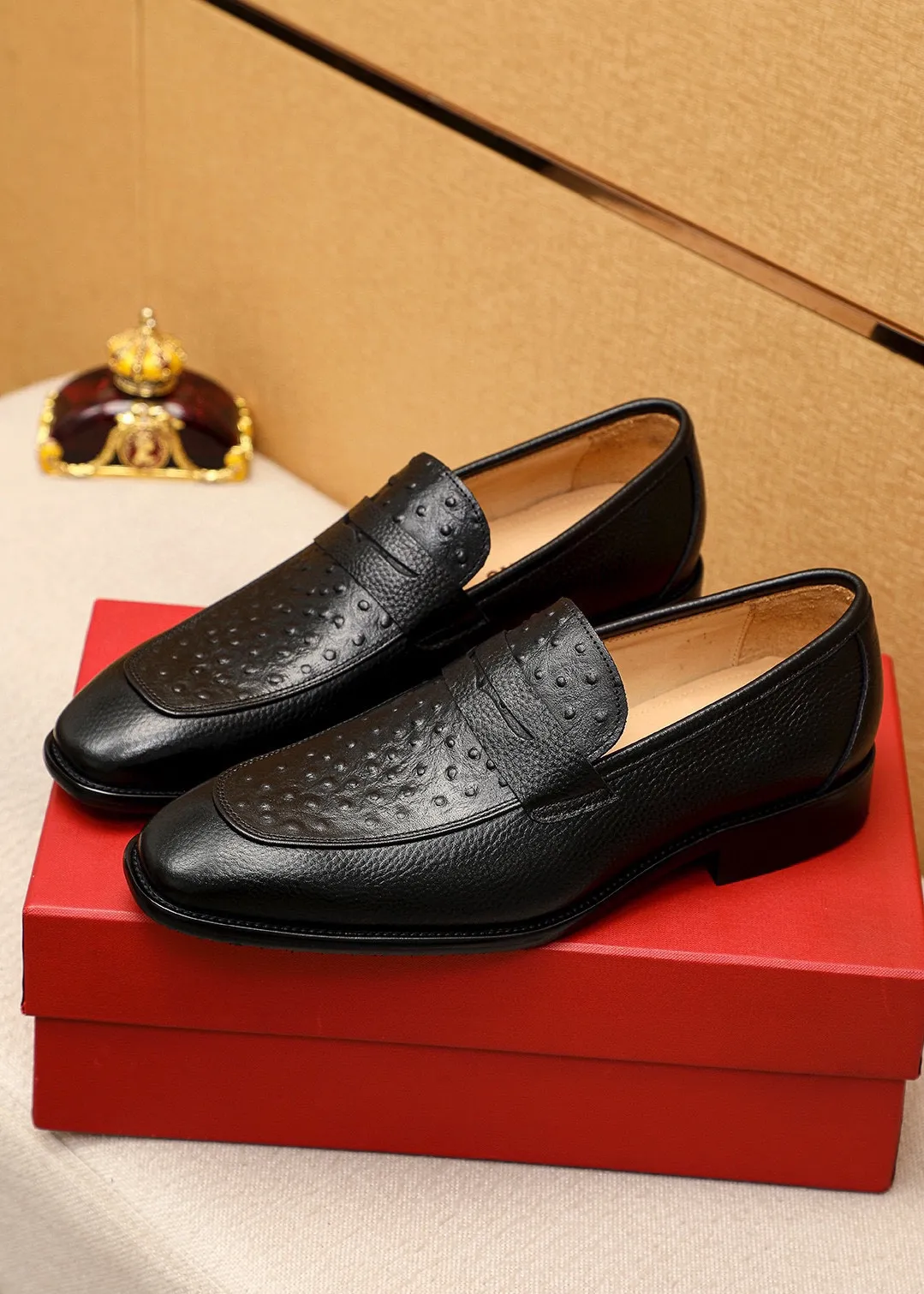 Men's shoes 💰480💰 Product trademark: Ferragamo "Ferragamo" casual leather shoes Regular size: 38-44 (45🉑️customized) Product materials: Selected imported first-layer calfskin embroidered upper, imported water-dyed cowhide leather lining. Strong three-dimensional visual effect, combined outsole Color: 1⃣️color optional